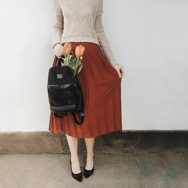 Lale ve bir sırt çantası ile kız