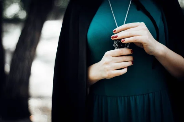 Eller, manikür ve kolye