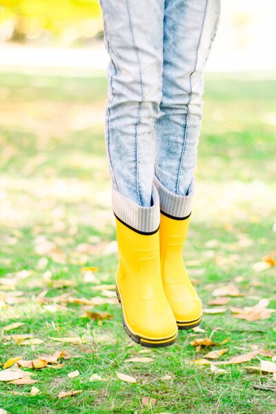 Желтые сапоги над землей
