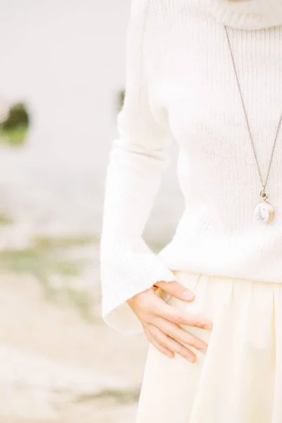 Kızın el ve saat sarkıt