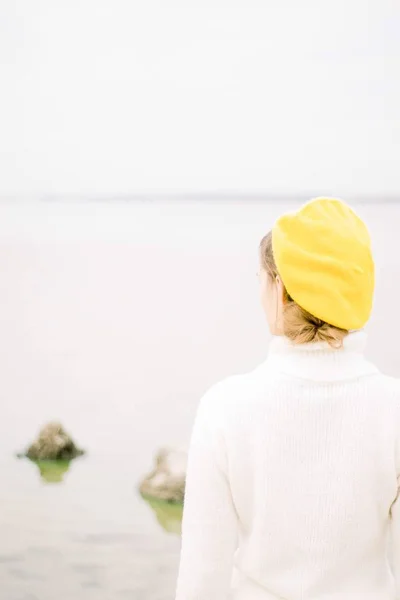 Sarı bere içindeki kız