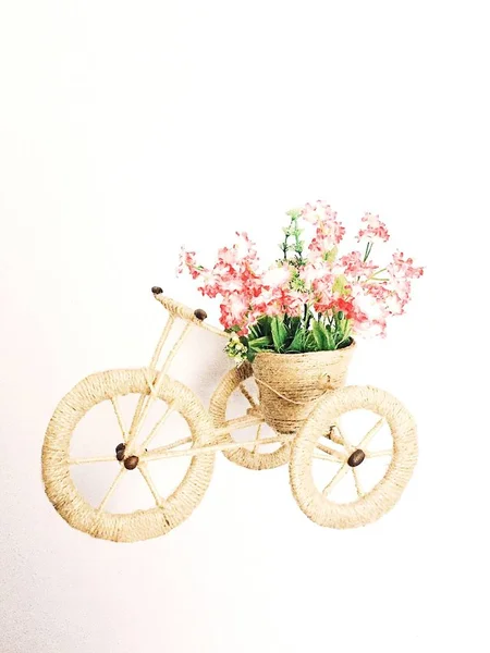 Beyaz arkaplanda bisiklet