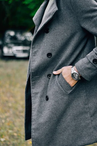 Adam saatler ve gri ceket