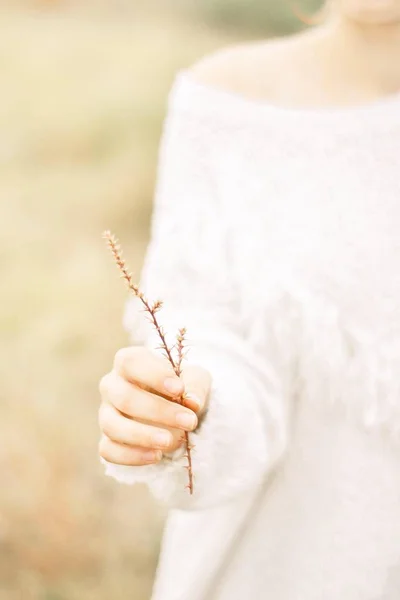 Kızın elini çimen bir bıçak ile