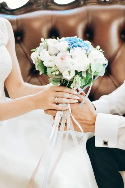 Hands Holding Bouquet — Stock Photo, Image