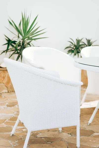 Sandalyeleri yakınındaki beyaz duvar