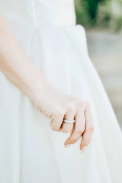 Mano Suave Una Chica Con Anillo —  Fotos de Stock