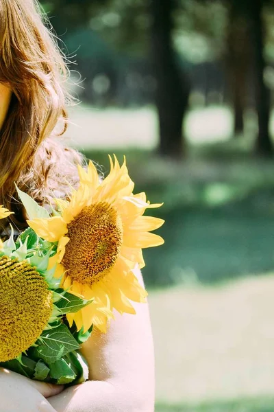 Ayçiçeği bir kız elinde