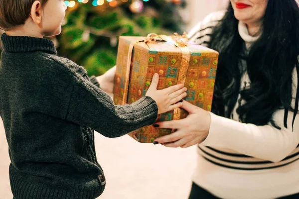 Çocuğa hediye teslim