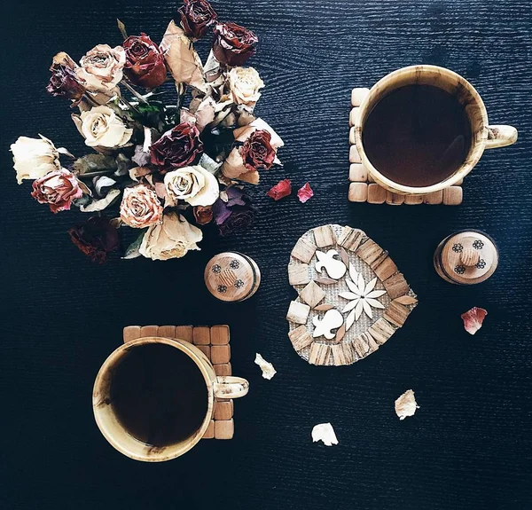 Siyah bir tabloda iki çay