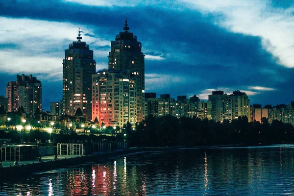 Gece şehir ışıklarda