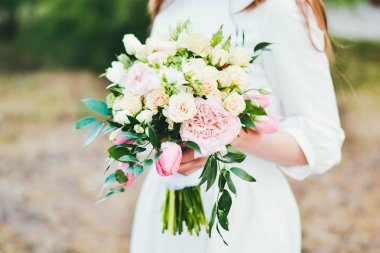 Bir düğün için çiçek aranjmanı