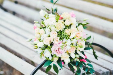 Bir düğün için çiçek aranjmanı