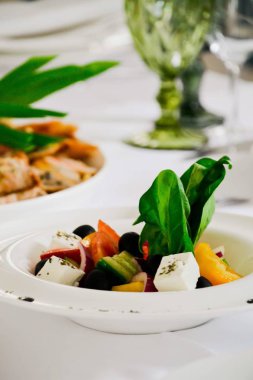 Bir plaka üzerinde restoran gıda