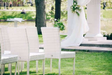 Bir düğün için beyaz sandalye