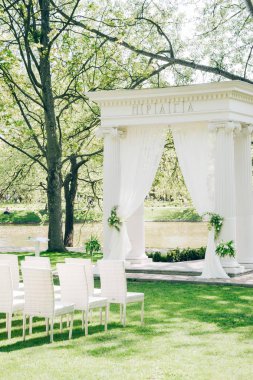 Beyaz kemer ve sandalyeler