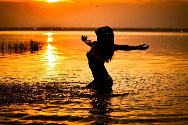 Gün batımında kızı su