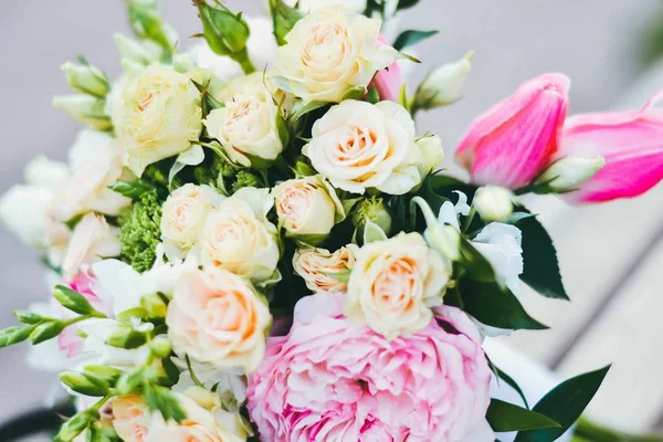 Bir düğün için çiçek aranjmanı