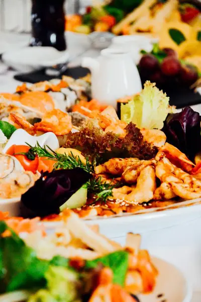 Karides ve yeşillikleri salatası