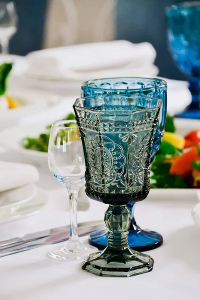 Masanın üzerinde mavi gözlük