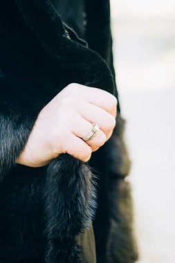 Kızın elini bir halka ile