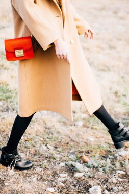 Kırmızı çanta ile çalışan kız