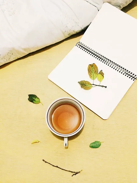 Sabah çay yaprakları ile