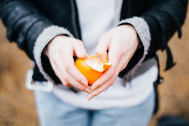 Eller kışın mandalina ile