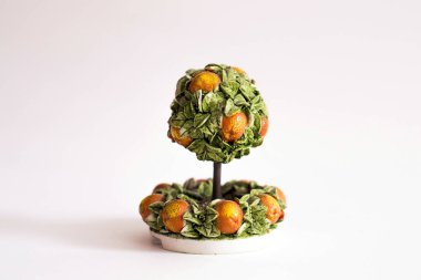 turuncu yeşil Yapay ağaç