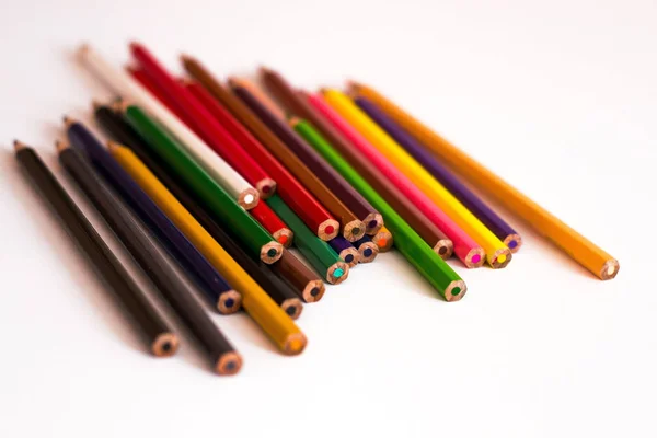 Çok renkli kalemler ve beyaz not defteri