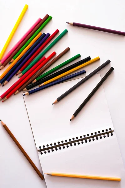 Çok renkli kalemler ve beyaz not defteri