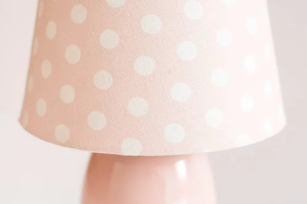 Beyaz üzerine pembe lamba
