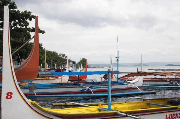 Volkan turistlere almak için bekleyen tekne palamarla. Taal Gölü Türkiye. 