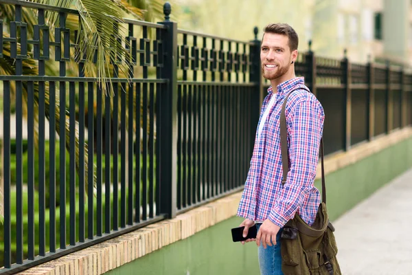 Νέοι Γενειοφόρος Άνδρας Στέκεται Αστικό Φόντο Ταξιδιώτης Που Φορούν Casual — Φωτογραφία Αρχείου