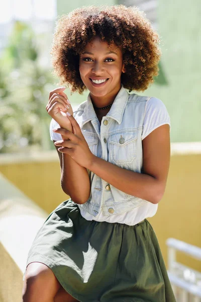 Mulher Negra Jovem Penteado Afro Sorrindo Menina Modelo Moda Vestindo — Fotografia de Stock