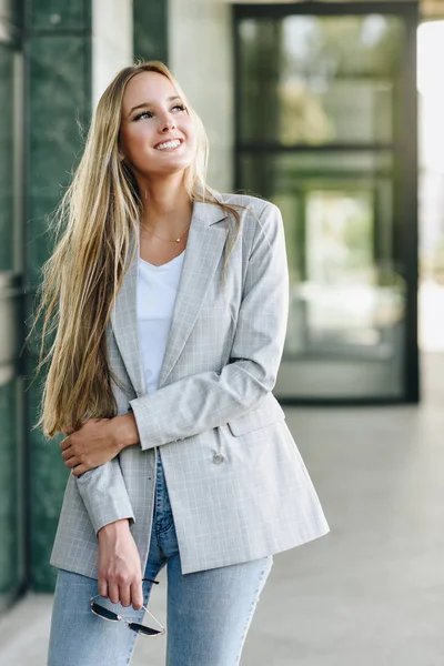 Hermosa Joven Mujer Caucásica Sonriendo Fondo Urbano Chica Rubia Con — Foto de Stock