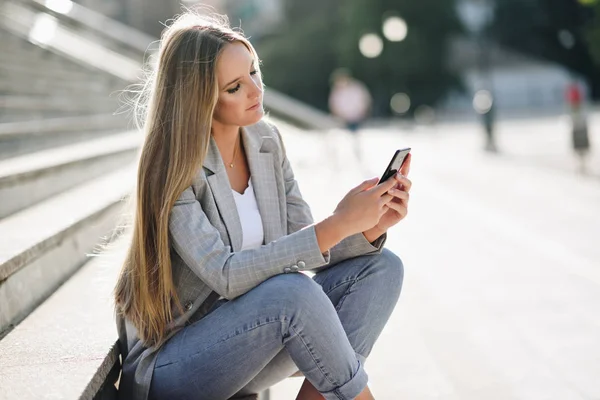 Piękna Młoda Kobieta Kaukaski Patrząc Jej Smartphone Tła Miejskiego Blond — Zdjęcie stockowe