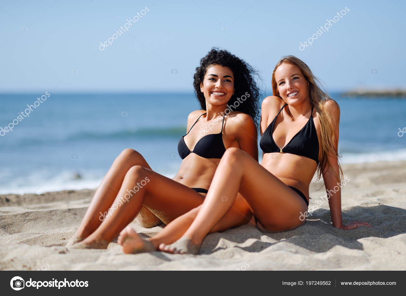 Женщины в купальнике на пляже видео. Vacanze italiane купальники. Девушка на пляже. Девушка лежит на пляже. Женщины в купальнике на пляже видео.