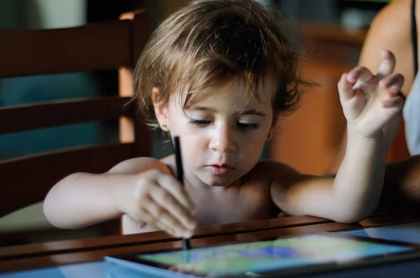 Menina Dois Anos Pintando Com Tablet Digital Casa — Fotografia de Stock