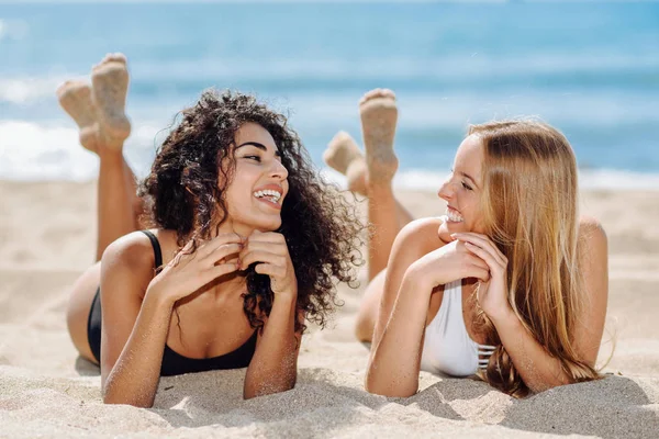 Twee Jonge Vrouwen Met Mooie Lichamen Zwemkleding Een Tropisch Strand — Stockfoto