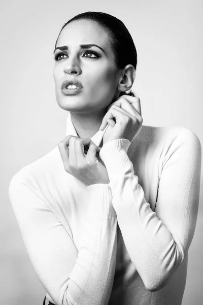Jonge Brunette Vrouw Dragen Witte Poloneck Aantrekkelijk Meisje Model Van — Stockfoto