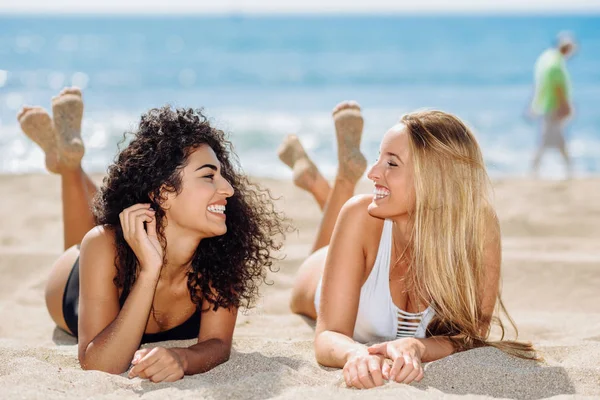 Två Unga Kvinnor Med Vackra Kroppar Badkläder Tropisk Strand Roliga — Stockfoto