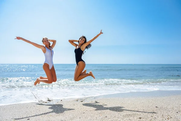 Deux Drôles Filles Avec Beaux Corps Maillots Bain Sautant Sur — Photo