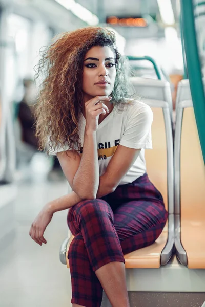 Arabische Vrouw Zit Metro Arabische Meisje Casual Kleding Buurt Van — Stockfoto