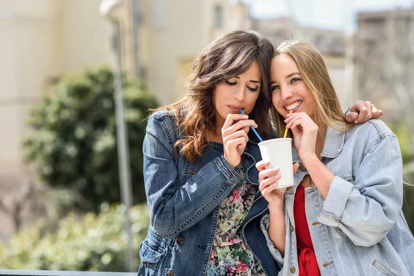 Deux Jeunes Femmes Buvant Même Verre Emporter Avec Deux Pailles — Photo