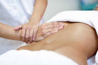 Kadın karin masaj eller. Karnına basınç uygulayarak terapist. Kadın masaj spa salonu alma