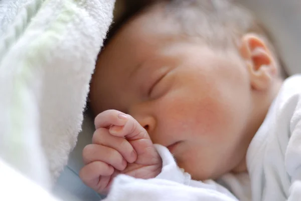 Niña Recién Nacida Cama Huésped Durmiendo Mujer Caucásica Con Mano — Foto de Stock