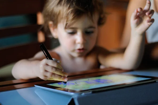 Menina Dois Anos Pintando Com Tablet Digital Casa — Fotografia de Stock