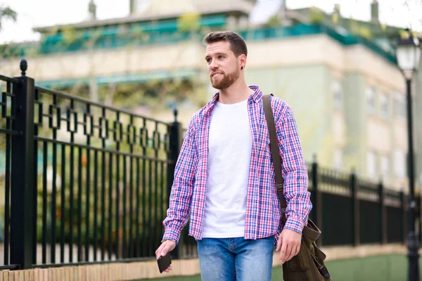 Jeune Homme Barbu Marchant Arrière Plan Urbain Voyageur Portant Des — Photo