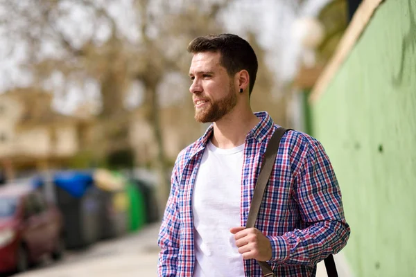 Atractivo Joven Pie Fondo Urbano Tipo Mirando Hacia Otro Lado — Foto de Stock